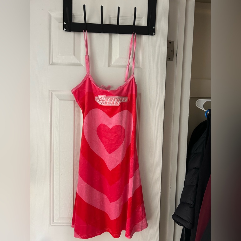 THEME OF HEARTS VELOUR MINI DRESS

DOLLS KILL X THE POWERPUFF GIRLS